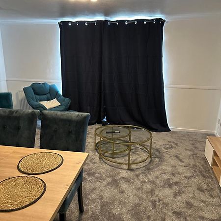 Lovely Two Bedroom Flat Thamesmead  エクステリア 写真