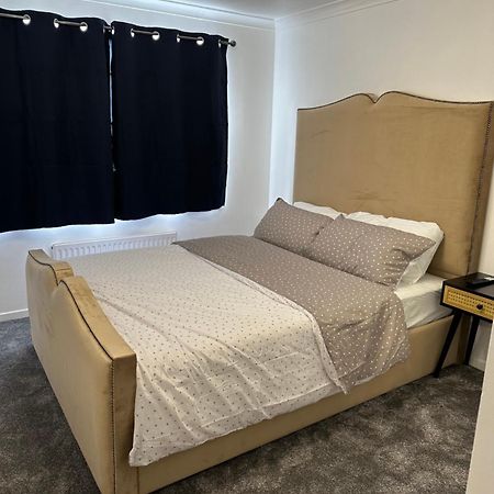 Lovely Two Bedroom Flat Thamesmead  エクステリア 写真