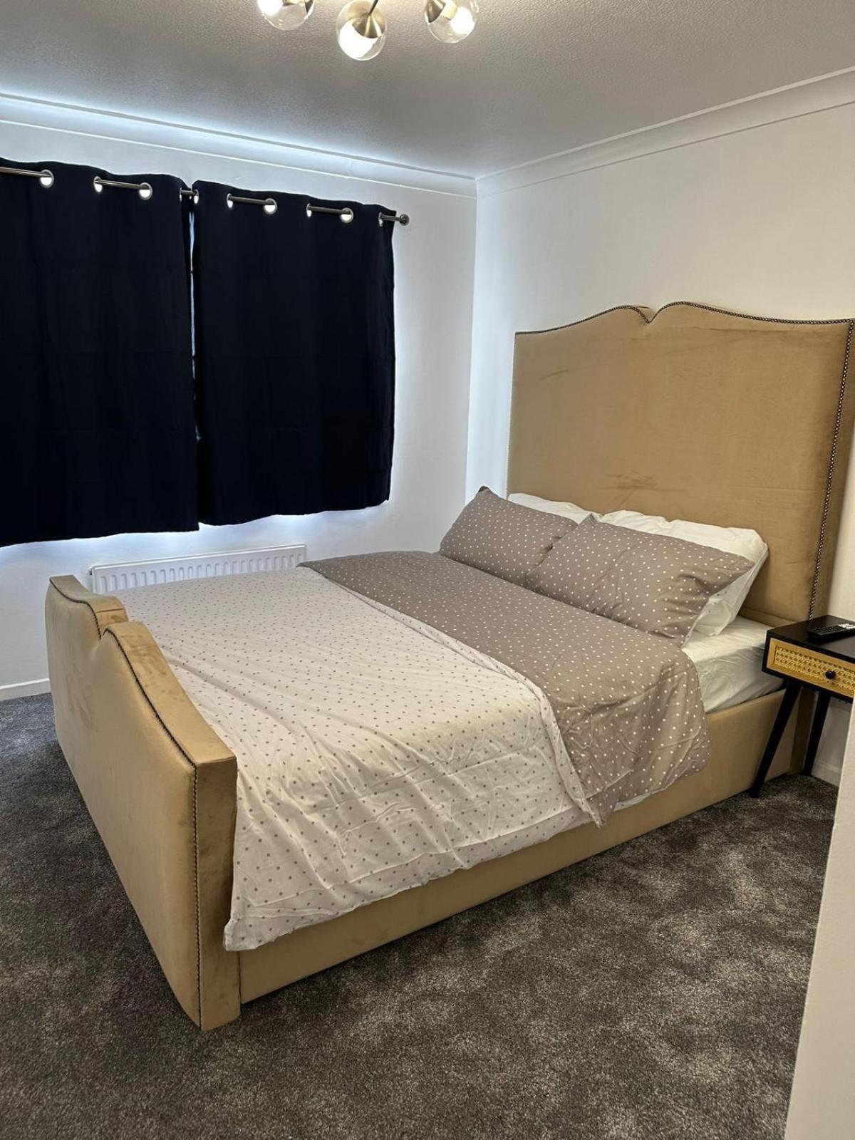Lovely Two Bedroom Flat Thamesmead  エクステリア 写真